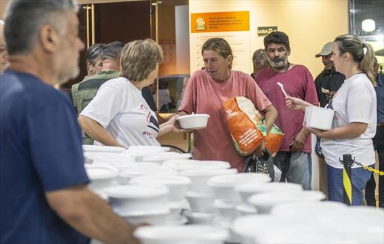 OSC #1 Kg de Amor servindo refeies no Mesa Solidria
