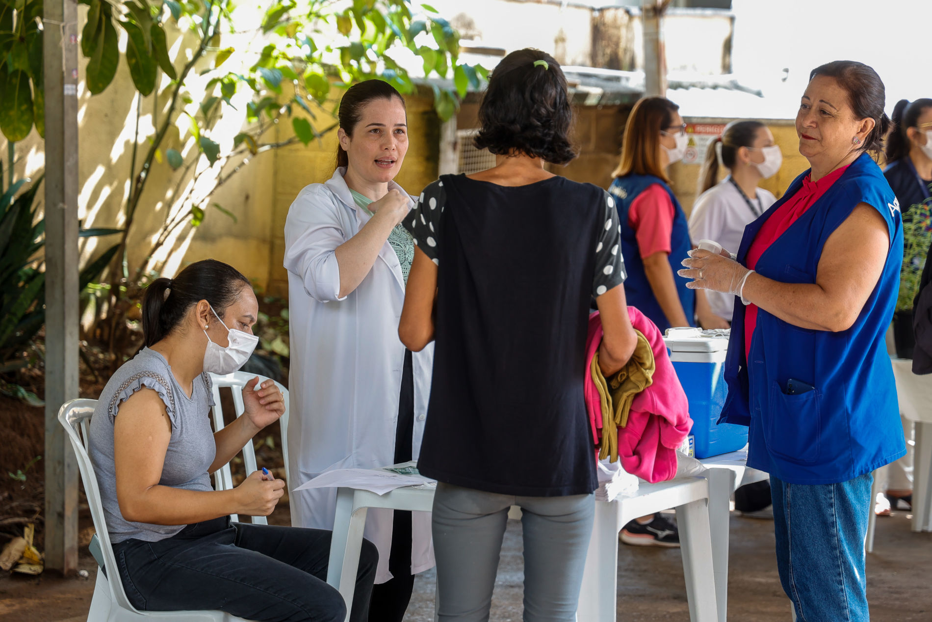 Outubro Rosa: ação intersetorial leva atendimento e informação para mulheres com trajetória de rua
