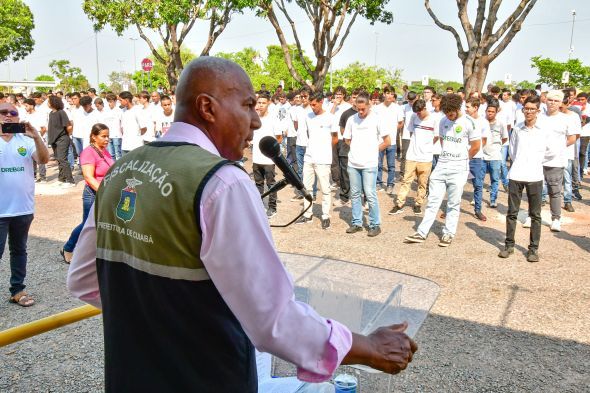 Prefeitura de Cuiab | Em cerimnia da Sorp, mais de 900 jovens participam de juramento Bandeira e recebem Certificados de Dispensa de Incorporao ao Exrcito Brasileiro