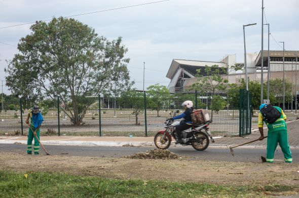Prefeitura de Cuiab | Limpurb realiza operao de limpeza e melhoria na iluminao pblica no entorno da Arena Pantanal
