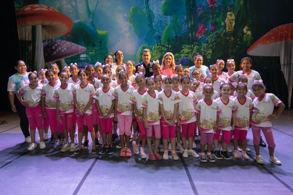 Prefeitura de Cuiab | Primeira-dama refora convite do espetculo O Reino Encantado das Simininas; Evento ser domingo (15), no Teatro Zulmira Canavarros