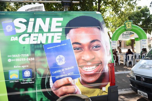 Prefeitura de Cuiab | Van do Sine da Gente leva oportunidades de emprego comunidade do bairro Jardim Passaredo e regio