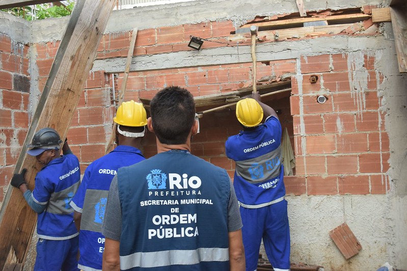 Prefeitura do Rio e Ministério Público fazem a demolição de três construções irregulares no Rio Comprido - Prefeitura da Cidade do Rio de Janeiro