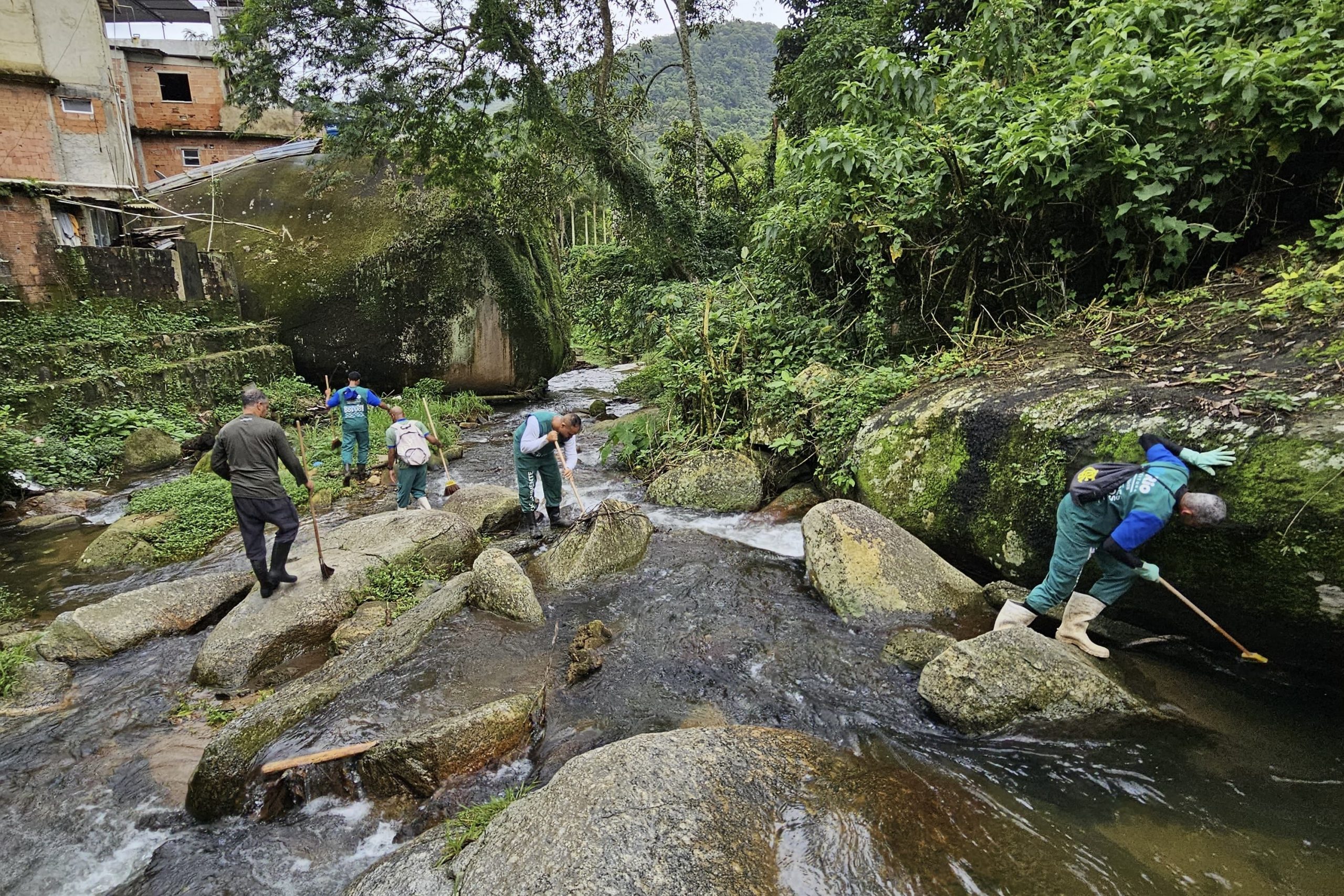 Prefeitura promove ação conjunta para limpeza dos rios no Alto da Boa Vista - Prefeitura da Cidade do Rio de Janeiro