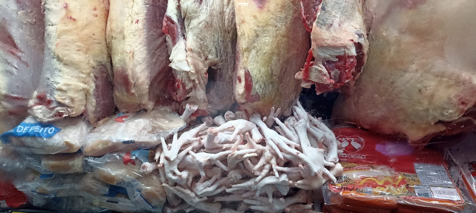 Procon de Búzios e Vigilância Sanitária autuam estabelecimento e descartam 90kg de carnes impróprias para consumo