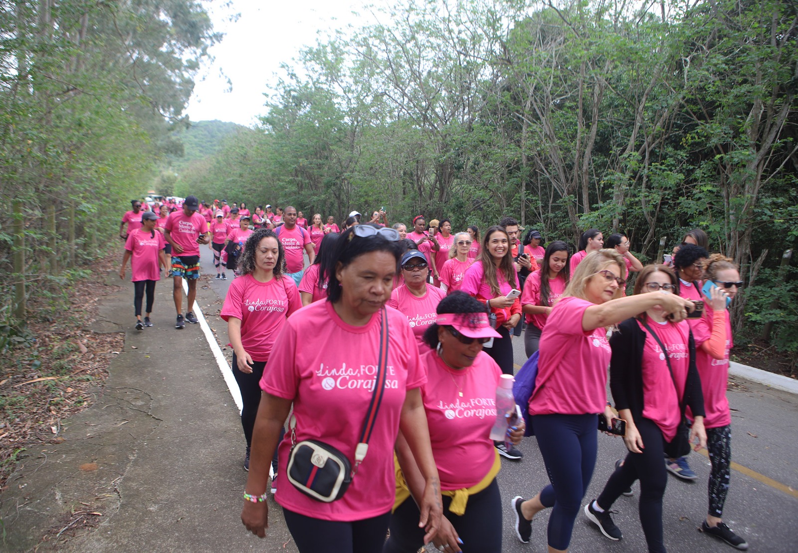 Trilha ecológica da Secretaria da Mulher em alusão a campanha Outubro Rosa atraem centenas de pessoas