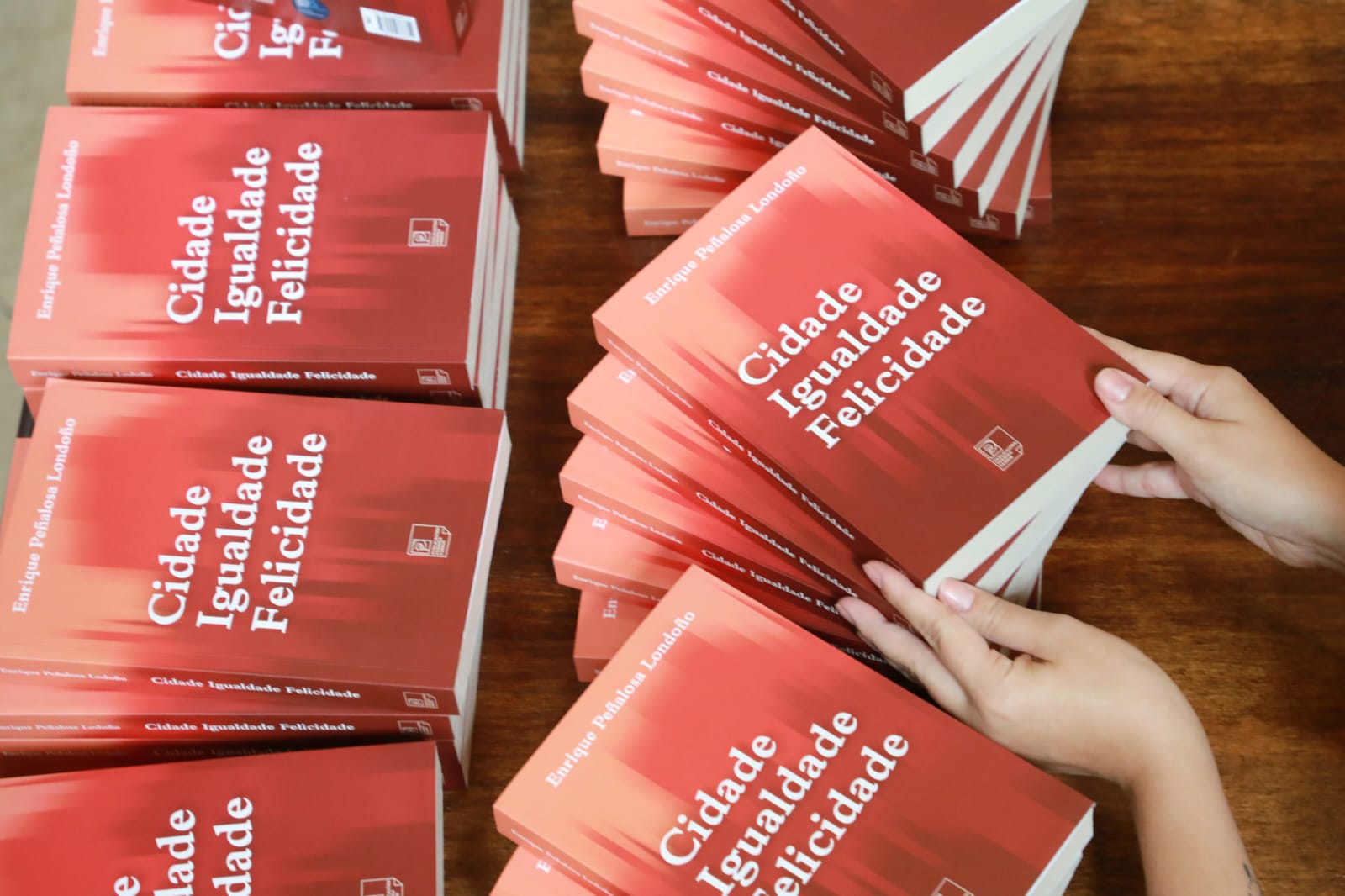 Instituto Pereira Passos lança livro sobre os caminhos para a felicidade de quem vive em uma grande cidade - Prefeitura da Cidade do Rio de Janeiro